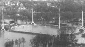 April 1994 - „Land unter im EAS“. Im April 1994 trat die unmittelbar hinter dem Stadion fließende Saale aufgrund eines Hochwassers über die Ufer, und überschwemmte das gesamte Areal des EAS.
