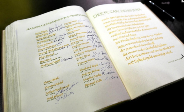 Unterschriften im "Goldenen Buch" der Stadt Jena. Die Druckfehler in den Namen und fehlenden Namensteile sollen später noch korrigiert werden.