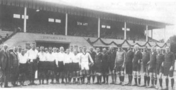 24. August 1924 - Die Mannschaften vor dem Einweihungsspiel. Die Tribüne bot anfangs 600 Personen Platz.